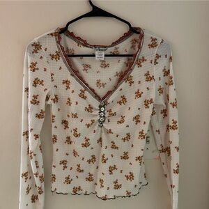 Vintage-Inspired Floral Top with Lace Trim
